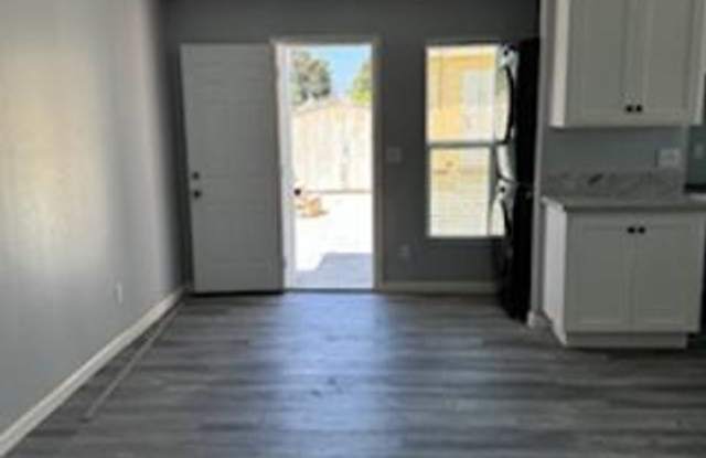 REMODELED 2 BEDROOM/ 1 BATH FOR LEASE Gallery 3