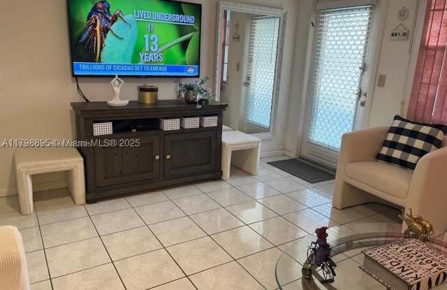 17 Westbury - 17 Westbury Circle, Deerfield Beach, FL 33442 17 Westbury - 17 Westbury Circle, Deerfield Beach, FL 33442