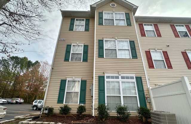 End-Unit 3BR Townhome Minutes to NCSU, Downtown  Crossroads photos photos