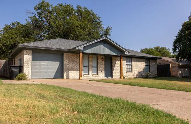 1424 West Torrey Street - 1424 West Torrey Street, Granbury, TX 76048