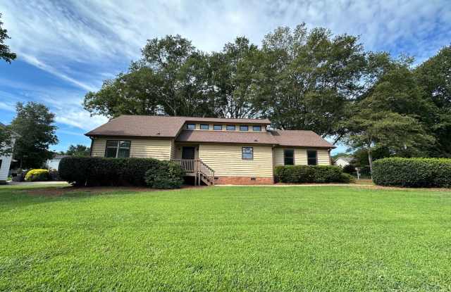 Charming 3 Bedroom home with a screened-in porch! - 509 Holland Road, Greenville County, SC 29681