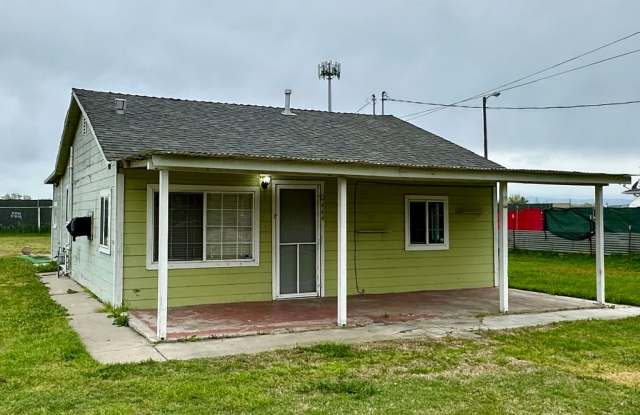Country living 2 bedroom 1 bathroom house on .67 acres Gallery 1