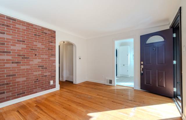 Charming 3-Bedroom, 2-Bathroom, Full Equipped Kitchen, Washer and Dryer Included, Partially Finished Basement, and Car Garage Gallery 4