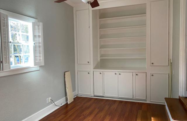 Cute 2BR/2BA Bungalow in South Highlands Gallery 3