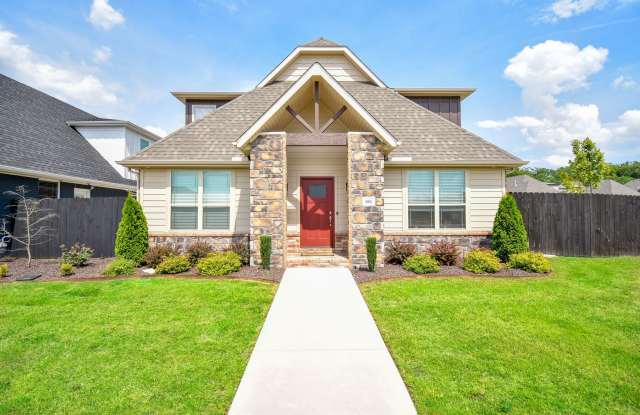 Luxurious 4 Bedroom, 3.5 Bathroom Home in Fayetteville, AR - 684 North Malbec Road, Fayetteville, AR 72704
