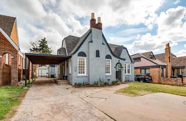 Available NOW!!! ***$300 OFF FIRST FULL MONTH'S RENT***Make This Charming Duplex Your Next Home! Gallery 1