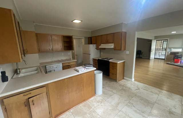 Spacious 2 Bed 1 Bath Apt in SLC Gallery 3