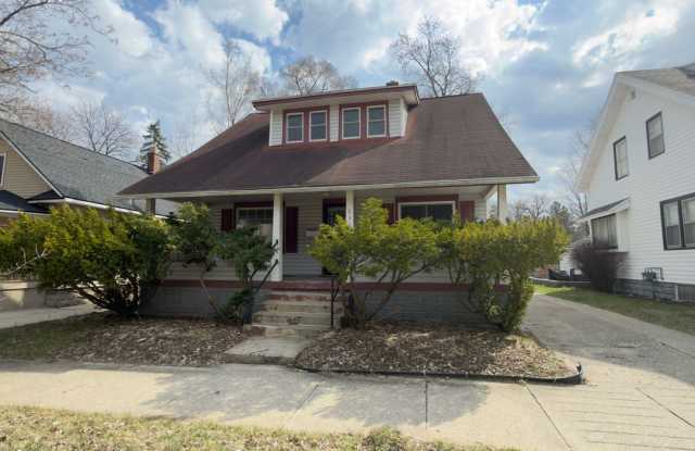 Charming 3 bedroom home with laundry included! photos photos