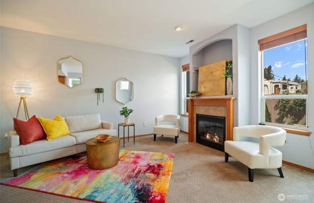 2 Bedroom 2.5 Bath Town House with Fenced Yard and Extra Den/Office-Move in Ready! Gallery 4