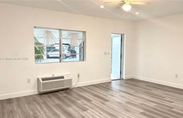 916 W 42nd St photos photos