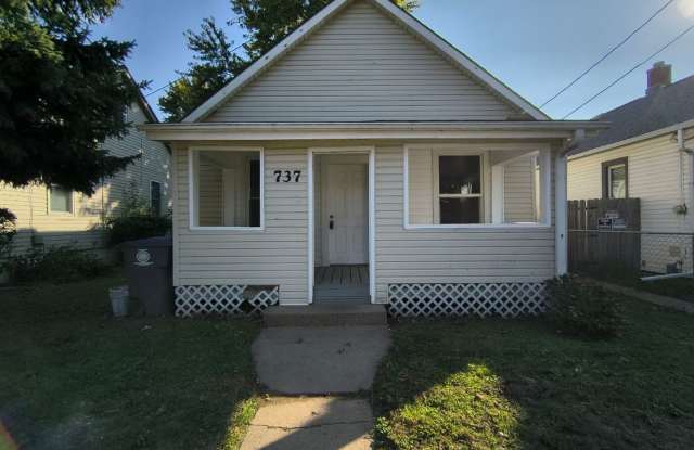 Coming soon! 2 Bed 1 Bath in Cozy Central CB Neighborhood! - 737 Avenue F, Council Bluffs, IA 51503