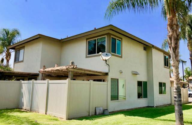 Charming Updated Condo in Gated Charter Village Green Community in Ontario Gallery 1