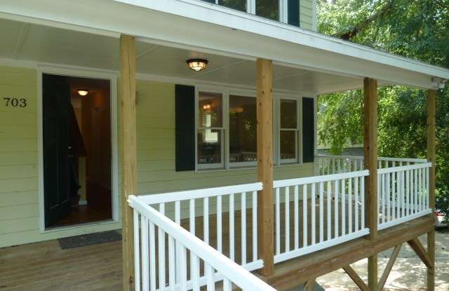 Large updated 4br 3.5ba duplex w/ parking  within walking distance to UNC Campus! - 703 Edwards Street, Chapel Hill, NC 27516