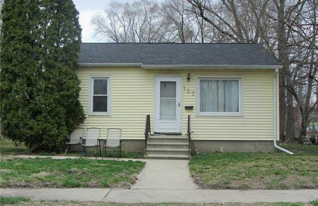 Updated 2 bedroom, 1 bath at 127 Quincy in Waterloo - 127 Quincy Street, Waterloo, IA 50703 Updated 2 bedroom, 1 bath at 127 Quincy in Waterloo - 127 Quincy Street, Waterloo, IA 50703