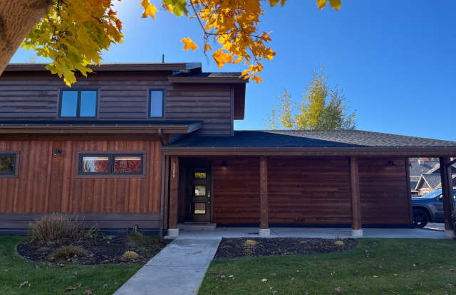 3 Bedroom Unfurnished Whitefish Townhouse Gallery 1