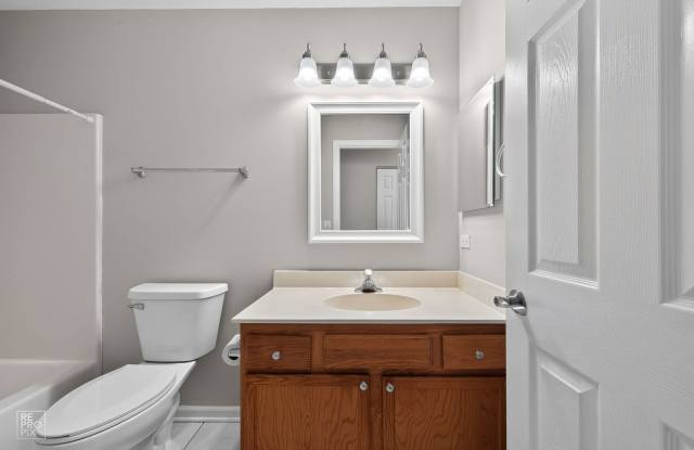 End Unit Three Bedroom Two and a Half Bath in North Naperville Gallery 4