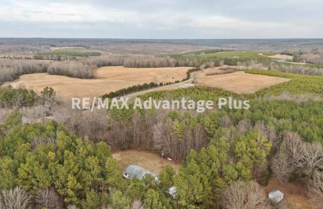 Spacious home with fiber internet close to Charlotte Court House - 3515 Scuffletown Road, Charlotte County, VA 23962