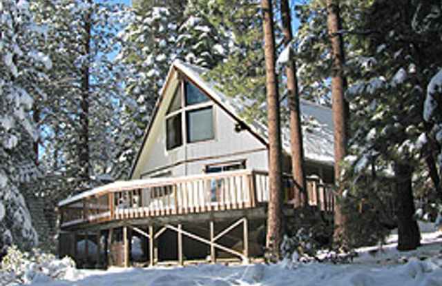 2 Level cabin in a quiet wooded neighborhood photos photos