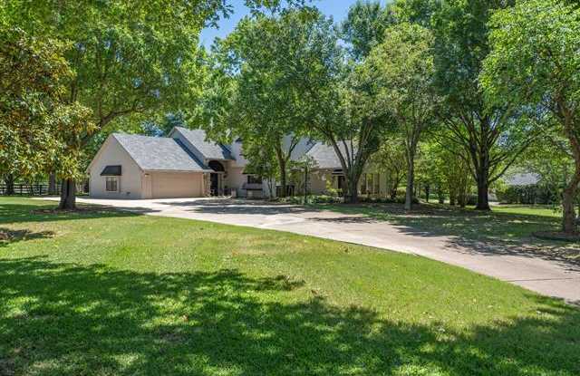 8001 Woodcreek Circle - 8001 Woodcreek Circle, Denton, TX 76226