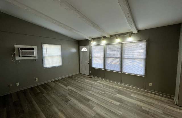 3BR 1bath House - Available Mid October 2025 photos photos
