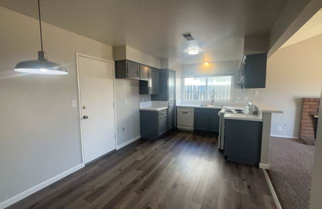 2710 Villa, Merced Gallery 1