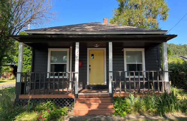 Cute and clean 2 Bedroom 1 Bathroom home in the heart of Roseburg. photos photos