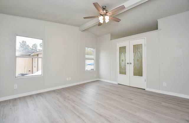 Cozy Roy Harris Loop mobile home photos photos