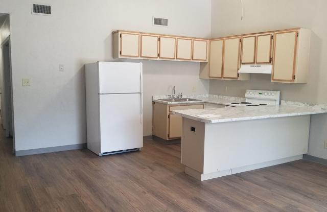 Check Out This 2 bedroom/1 bathroom Duplex! Gallery 4