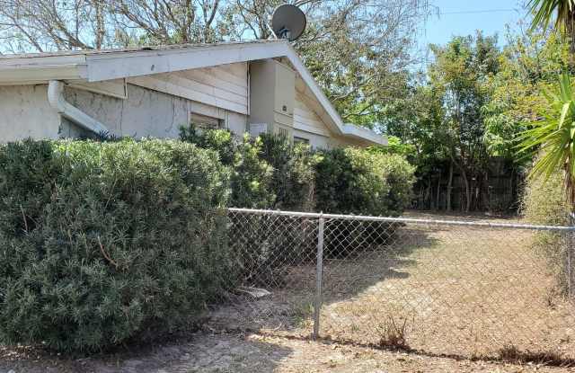 CHARMING 2 BEDROOM 2 BATHROOM + LARGE SUNROOM SINGLE FAMILY HOME WITH A ONE CAR GARAGE LOCATED IN THE HEART OF SARASOTA! Gallery 4