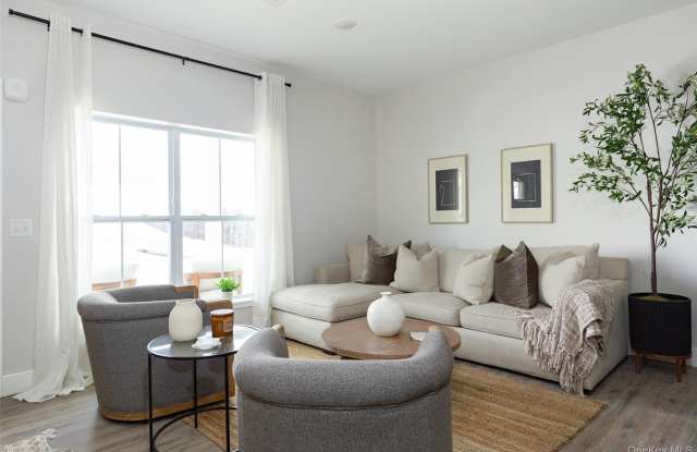 6 Hudson W Drive Gallery 1