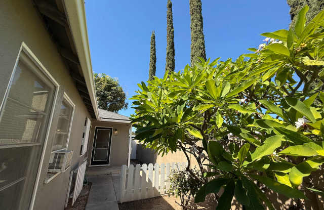 Old Towne Orange Gem | Private Back Unit + Yard Gallery 3