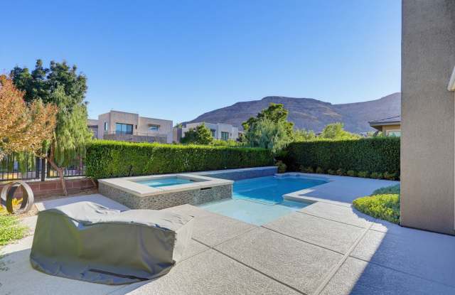 South Summerlin Vistara Gated Community Pool Home Gallery 1