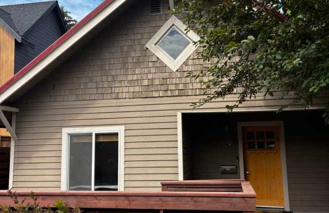 Ideal Duplex on NW Broadway with Parking Gallery 2