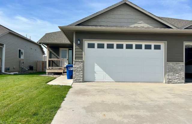 Gorgeous 4 Bedroom 2.5 Bathroom with Fenced Yard! photos photos