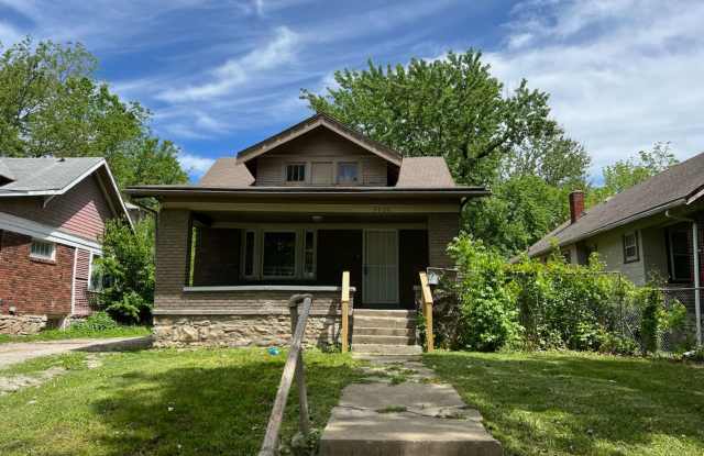 Beautiful 3 Br 1 Ba in Heart of KC MO - 5535 Woodland Avenue, Kansas City, MO 64130