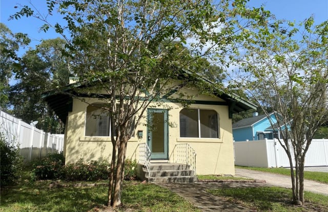 231 E 8TH AVENUE - 231 East 8th Avenue, Mount Dora, FL 32757