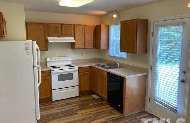 1012 Cove Circle Gallery 4