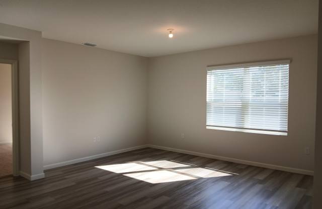 1560 Gardenton Street NW Gallery 4