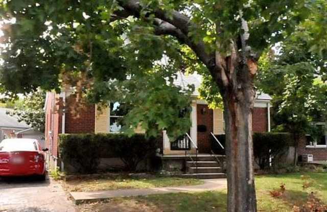 4+ Bedroom Home Located Near UofL Campus - 2350 Fleet Avenue, Louisville, KY 40217