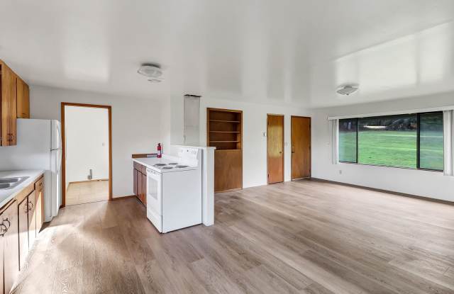 3 Bed 1 Bath - Mini-split A/C - Covered Parking - Acreage Gallery 2