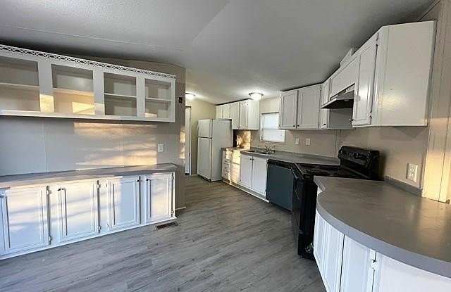 2202 Railroad Boulevard Gallery 2