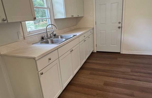 3 Bedroom Single Family House 3923 Moffett Ct in Mobile, AL 36618 Gallery 4