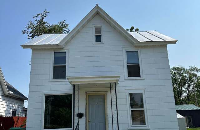 $1295| 3BD 1BA| 7 N State Street | Available 11/03/2025 photos photos