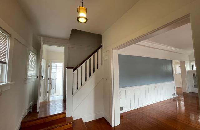 Rockridge Home! 3 Bedroom w/Fireplace, In-unit Laundry + More! || Steps From College Ave Gallery 3