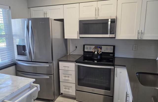 2106 S Cypress Bend Drive Gallery 1
