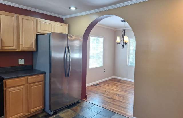 Do you like sleeping under tin roofs when it rains? Cute 3bd/2 bath cottage in Oak Ridge Gallery 4