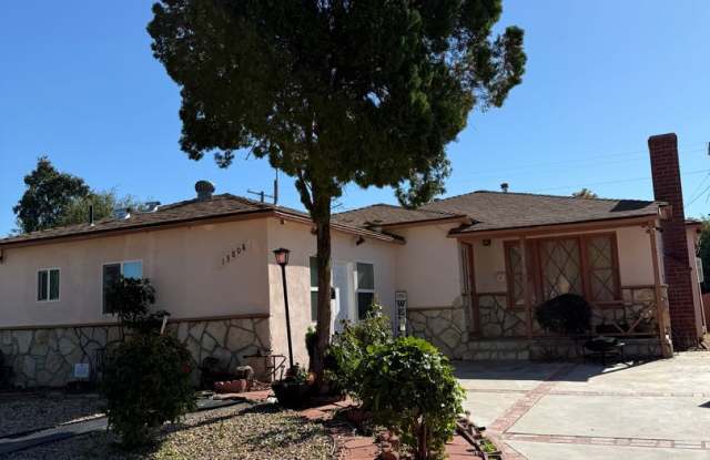 3 bedroom + 2 Bath Home - 13810 Cohasset Street, Los Angeles, CA 91405