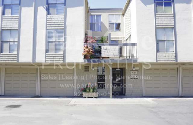 Well-Maintained 2-Bedroom Condo | Garage + Patio + Pool photos photos