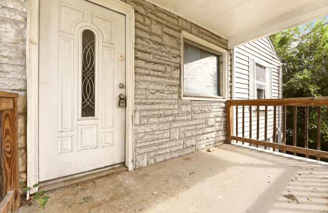 Knoxville 37917 - 3 bedroom, 1 bath home with 1-car garage - Contact Lisa Vineyard (865) 216-9334 Gallery 3