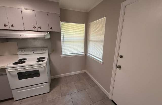 Near the University 2 bedroom Duplex With Private yard Gallery 4